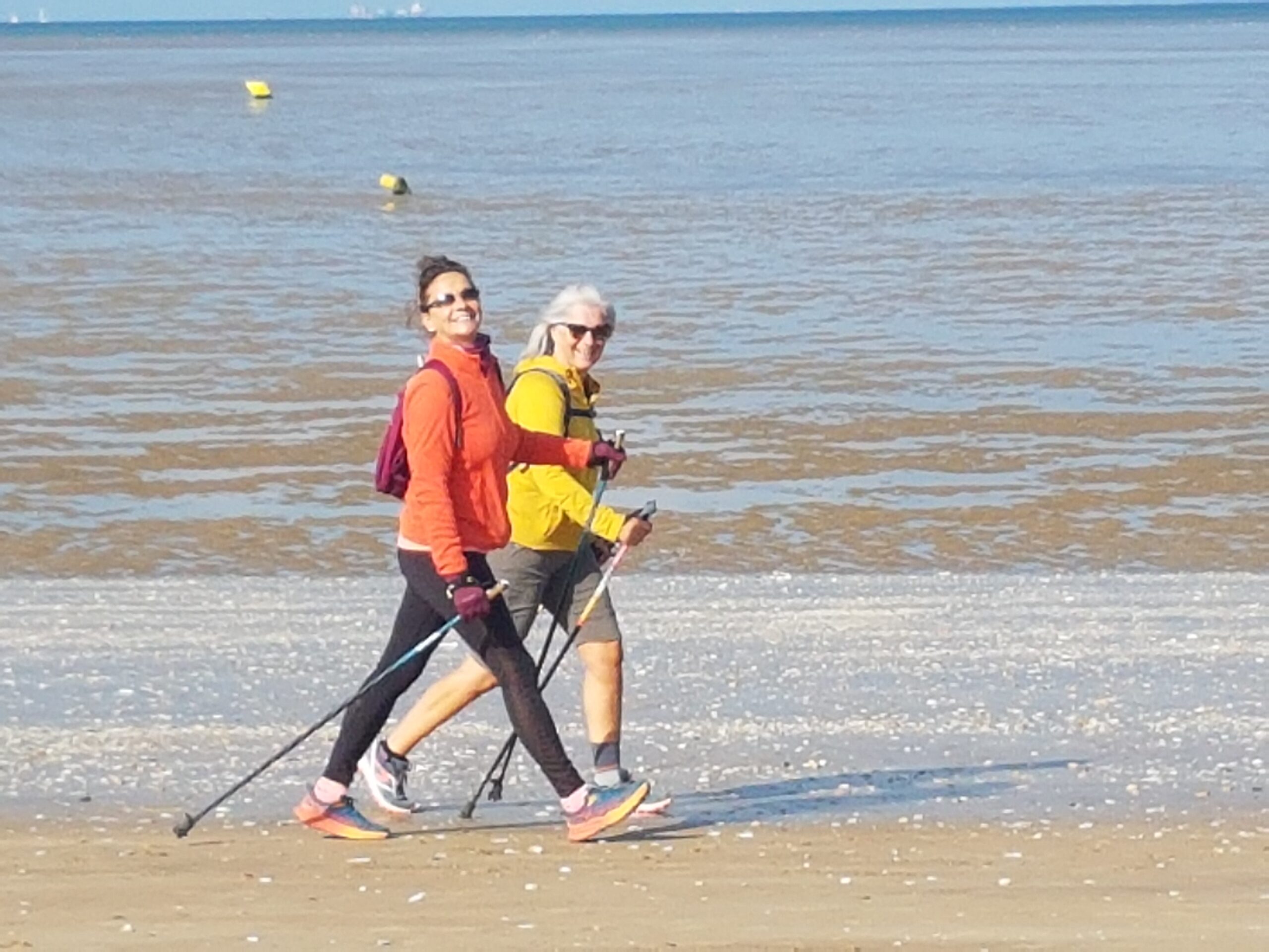 Adhérents de La Rochelle Nordique pratiquant la marche nordique sur le littoral charentais.