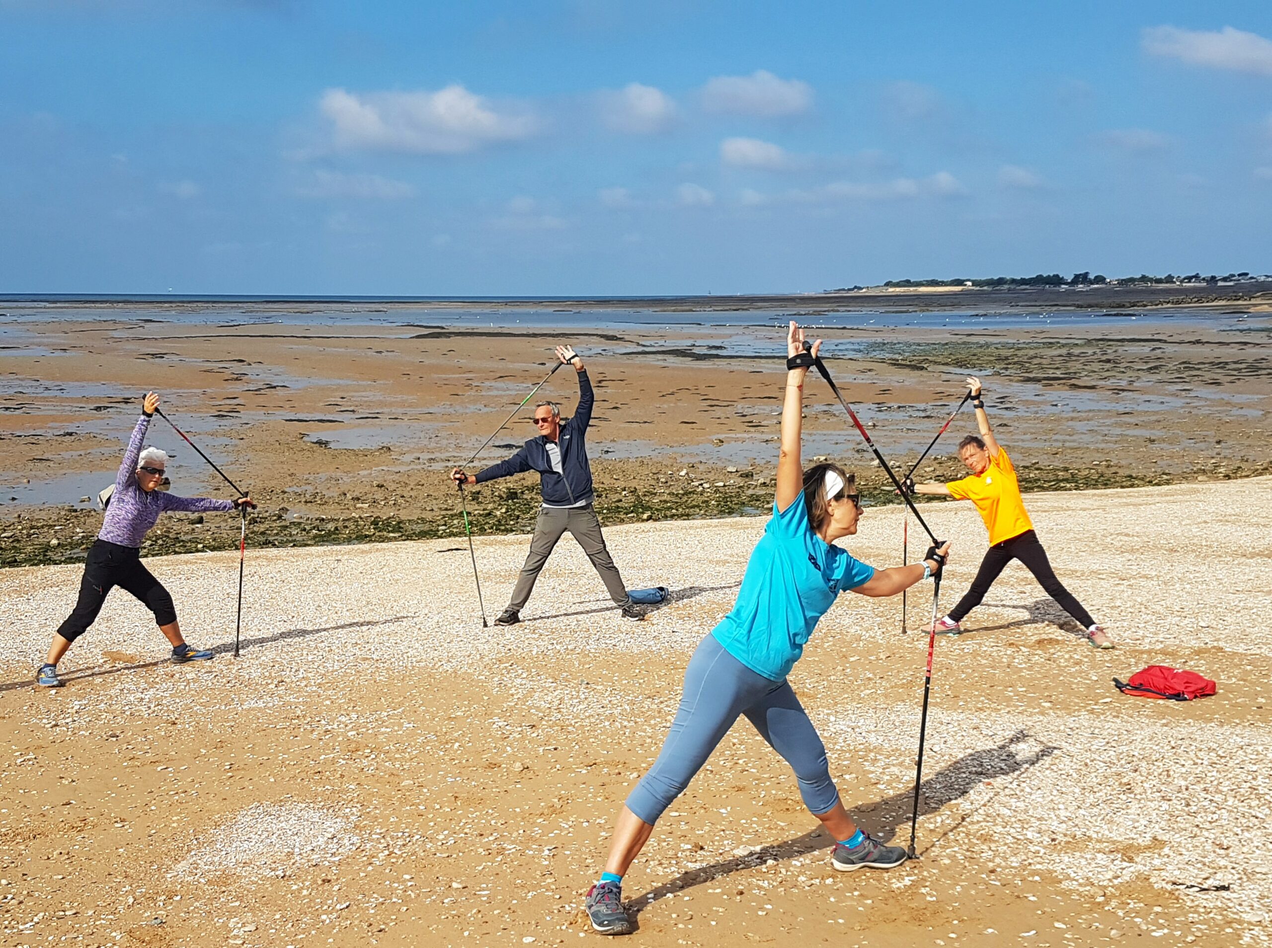 Adhérents de La Rochelle Nordique réalisent les échauffements nécessaires à la pratique de la Marche Nordique.